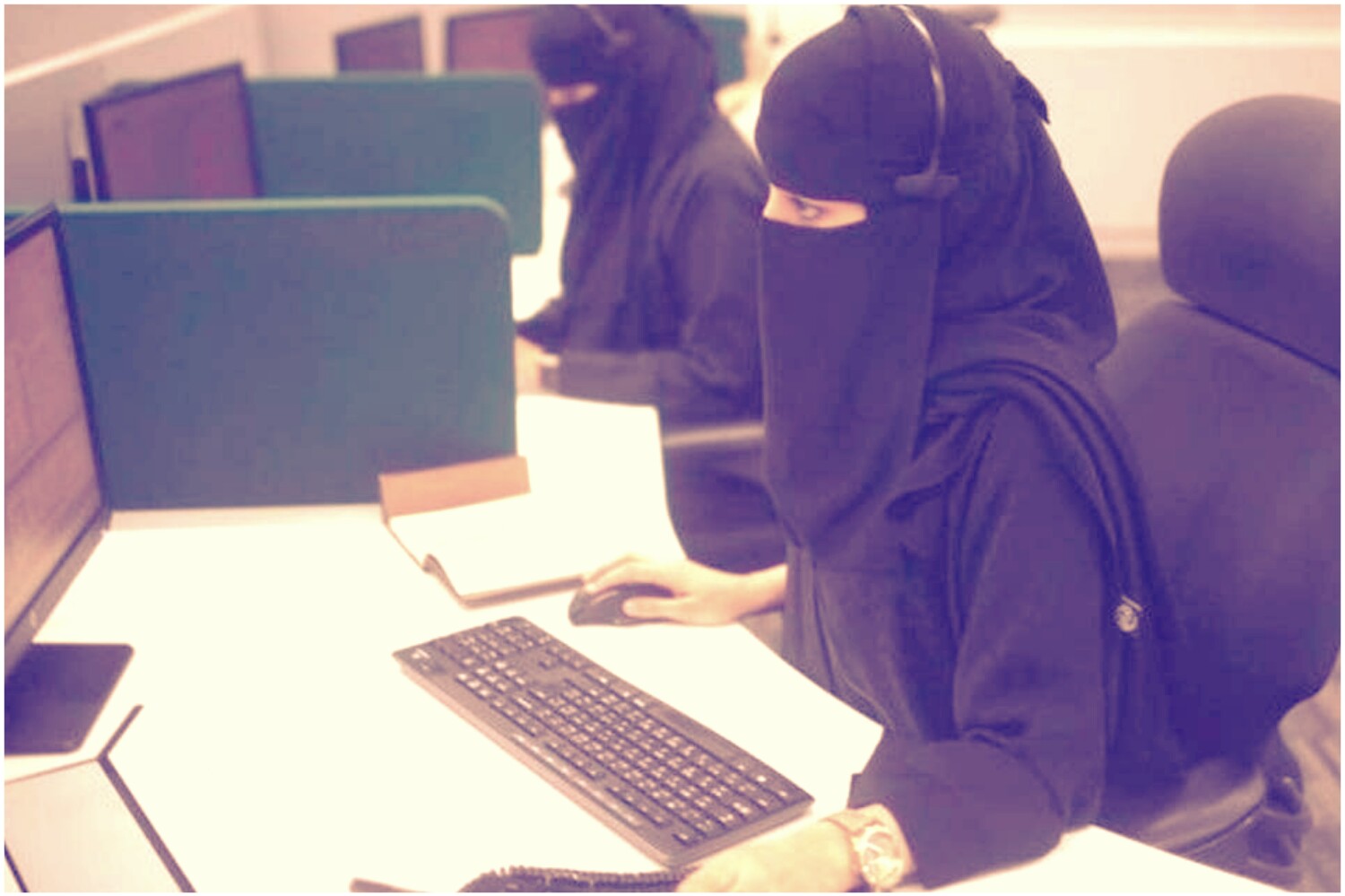 وزارة الداخلية السعودية تبدأ بزيادة نسبة توطين المهن والجوازات تطلق خدمة هوية مقيم