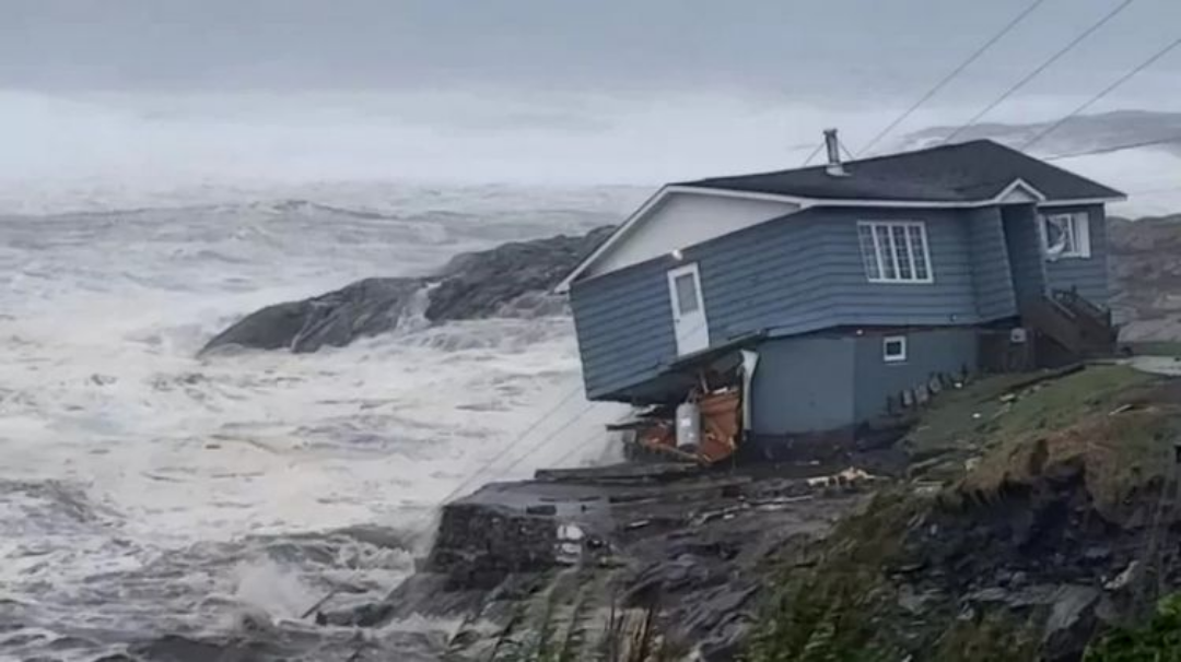 العاصفة فيونا تجرف المنازل إلى البحر في كندا