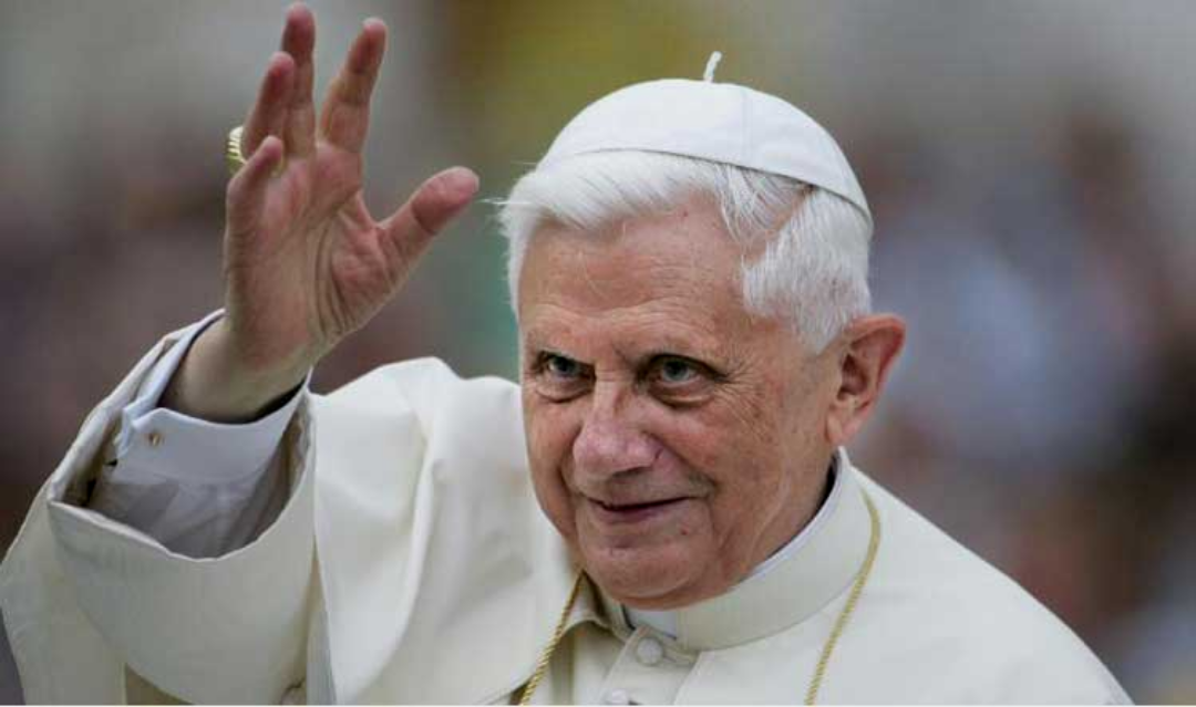 عشرات الآلاف يلقون نظرة الوداع على جثمان البابا بنديكتوس