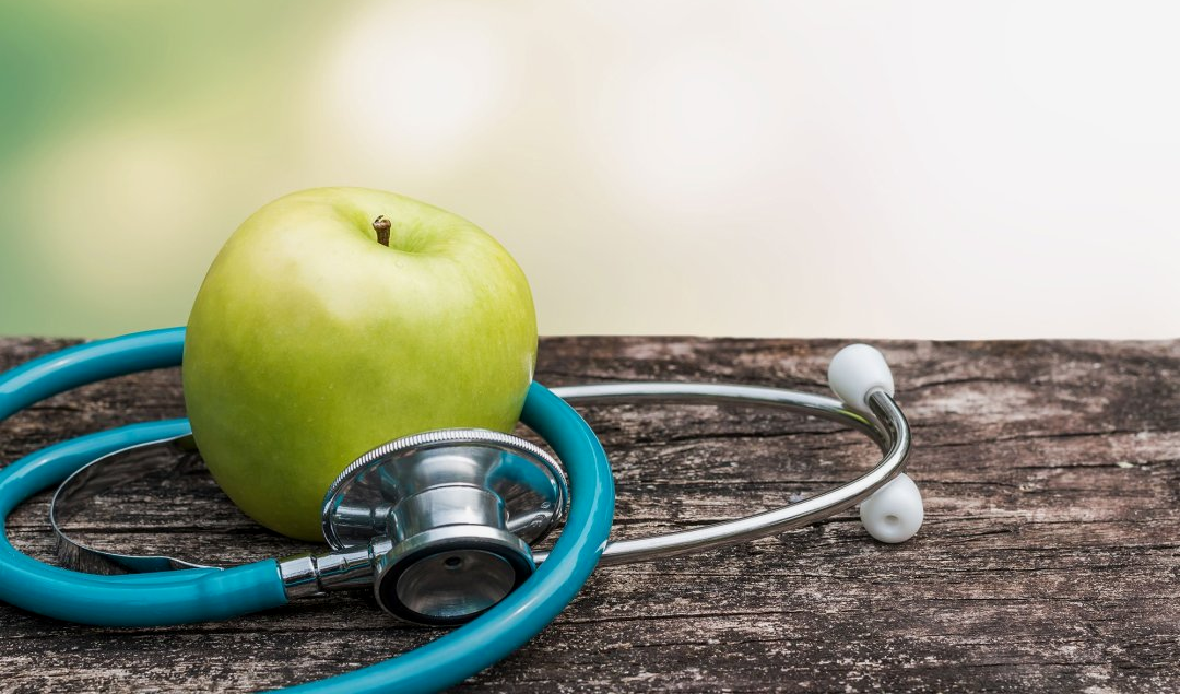 ما مدى صحة مقولة ” تناول تفاحة يومياً تبعد عنك الطبيب”؟