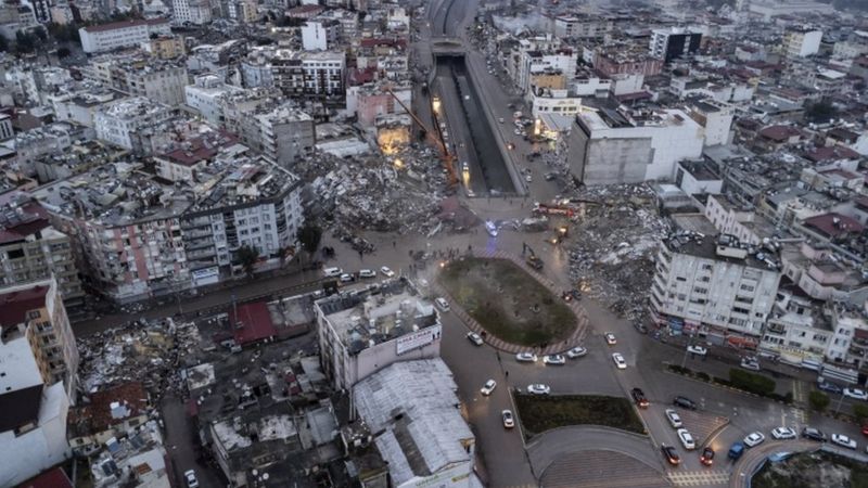 زلزال تركيا وسوريا: زلزال هائل مدمر يقتل أكثر من 1500 شخص والسكان نائمون