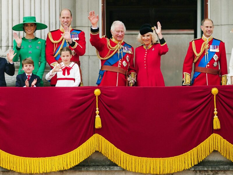 بعرض عسكري مميز .. الملك تشارلز الثالث يحتفل بأول عيد ميلاد رسمي له على عرش بريطانيا